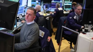 尾盘：标普500指数创盘中历史新高