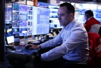 早盘：美股小幅上扬 纳指上涨0.6%