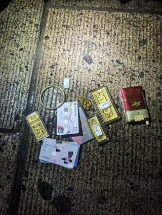 “我没钱过年，看到黄金现在很值钱”，男子抢走金店156克黄金，5分钟后落网！