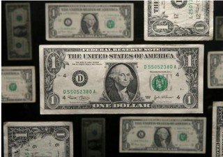 如何进行期权交易并了解散户操作方式？散户购买期权有什么要点和风险？