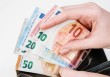 如何看待人物相关传闻在金融标题中的处理？为何要这样处理？