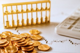如何研究黄金与美元趋势的相互关系？这种关系对国际贸易有何影响？