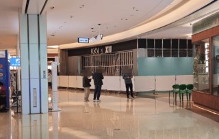 撕破脸！事发深圳福田地标商场，知名网红品牌一门店遭商场强关，记者实探：现场已封锁，保安看守！多方发声
