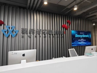 央行原副行长李东荣：要加快制定大模型技术金融应用安全规范，避免技术异化带来的算法歧视、精准排除