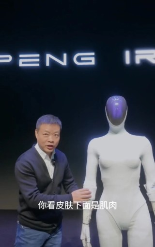 小鹏女机器人里藏了一个真人？何小鹏回应