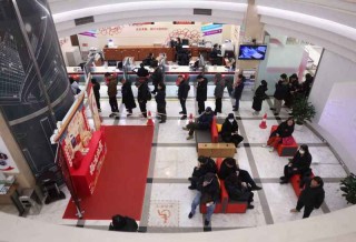 马年贺岁纪念币钞首日兑换火爆，银行建议错峰兑换