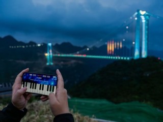 625米高空光影传奇！花江峡谷大桥水幕光影秀何以成为现象级文旅爆款？