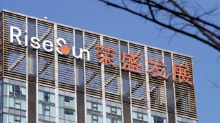 荣盛发展与荣万家签订抵偿协议，拟以物业抵债10.7亿元