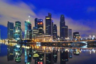 如何理解期权和期货的差异？这种差异对投资策略有何影响？