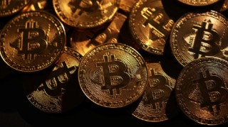 比特币一度跌破9万美元，加密货币抹去2025年涨幅