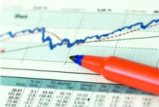 如何分析期权卖方获利的途径？这些途径有哪些风险因素？