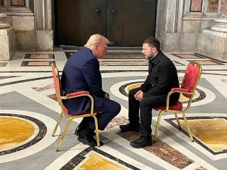 外媒：“一把椅子”引发争议，法国一政党领袖要求“马克龙辞职”