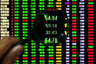 如何理解股票期权合约调整的原则？这些原则如何影响交易策略？