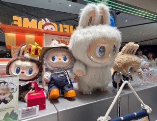 太突然，泡泡玛特开盘跌超6%！Labubu3.0首次线上预售，黄牛价大跳水！网友：那我高价收的算什么？