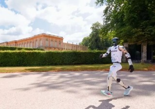 当中国品牌“跑”入法国皇宫，看特步如何“凡尔赛”