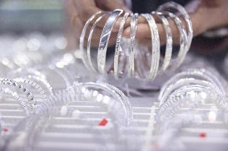 白银暴涨后急跌，贵金属价格站在“悬崖边”？