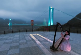 625米高空光影传奇！花江峡谷大桥水幕光影秀何以成为现象级文旅爆款？