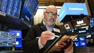 早盘：美股继续下滑 道指下跌240点