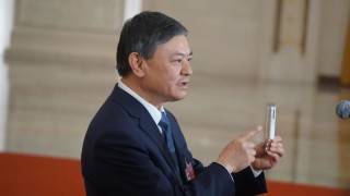 黄润秋部长现场展示了一块芯片