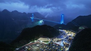 625米高空光影传奇！花江峡谷大桥水幕光影秀何以成为现象级文旅爆款？