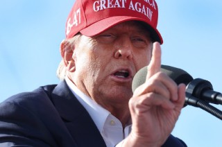 一周外盘头条|特朗普“怂了”？软化关税立场 不再威胁撤掉鲍威尔 金价过山车 马斯克：将显著减少从政时间