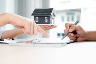 如何完成房产过户流程？怎样确保新房过户顺利进行？