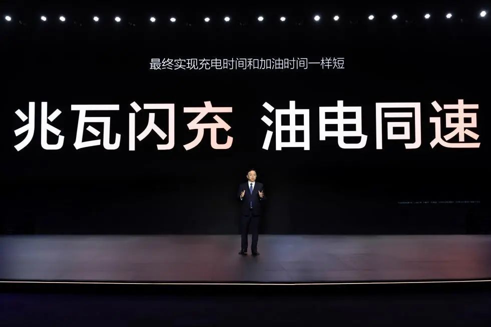 比亚迪2024财报炸场：研发狂砸542亿，净利润狂飙34%，王传福要掀翻全球汽车版图  第2张
