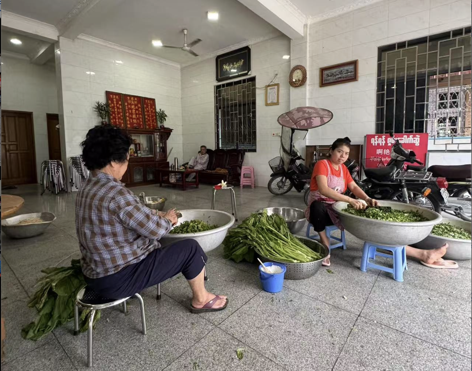 缅甸强震后48小时：震中曼德勒的自救与他救  第6张