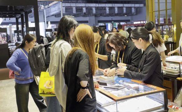 直击消博会丨满“场”尽带黄金甲：金价高涨也挡不住现场“淘金热”，单品牌两天狂揽百万元  第1张