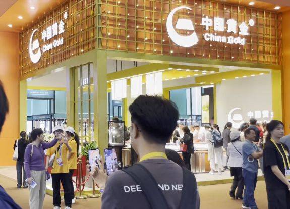 直击消博会丨满“场”尽带黄金甲：金价高涨也挡不住现场“淘金热”，单品牌两天狂揽百万元  第3张