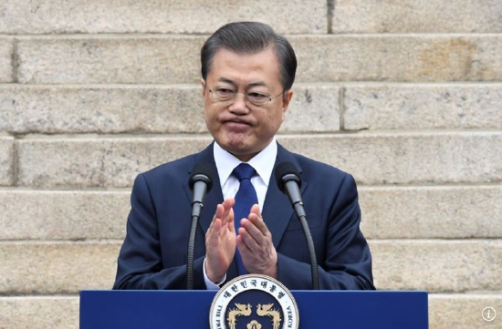 一周外盘头条|特朗普“怂了”？软化关税立场 不再威胁撤掉鲍威尔 金价过山车 马斯克：将显著减少从政时间  第3张