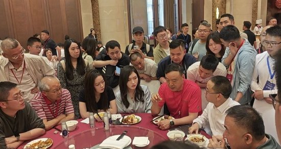 茅台股东大会前夜晚宴改为自助餐，飞天茅台变蓝莓果汁  第1张