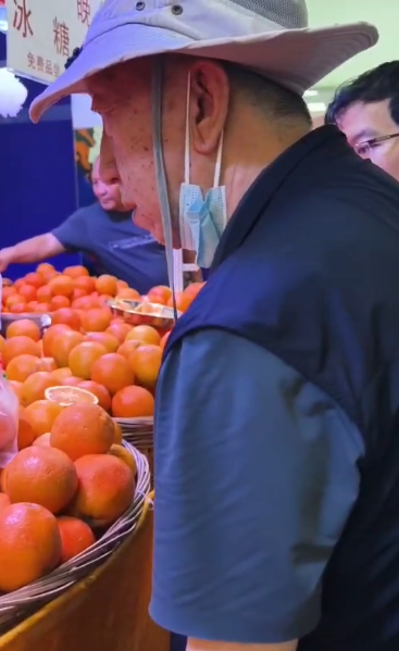 好博会 丨 观众排队争抢冰糖橙，大爷尝后直呼“甜”  第1张