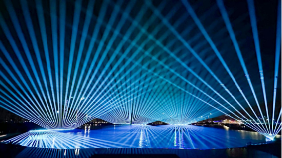 夜空中最纯正的中国红，光峰科技全彩激光探照灯首秀全运会闭幕式  第4张