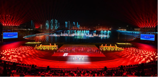 光峰科技推出QUASAR（星穹）全彩激光探照灯 攻克大型盛典灯光难题  第1张