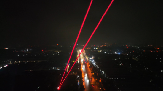 光峰科技推出QUASAR（星穹）全彩激光探照灯 攻克大型盛典灯光难题  第2张