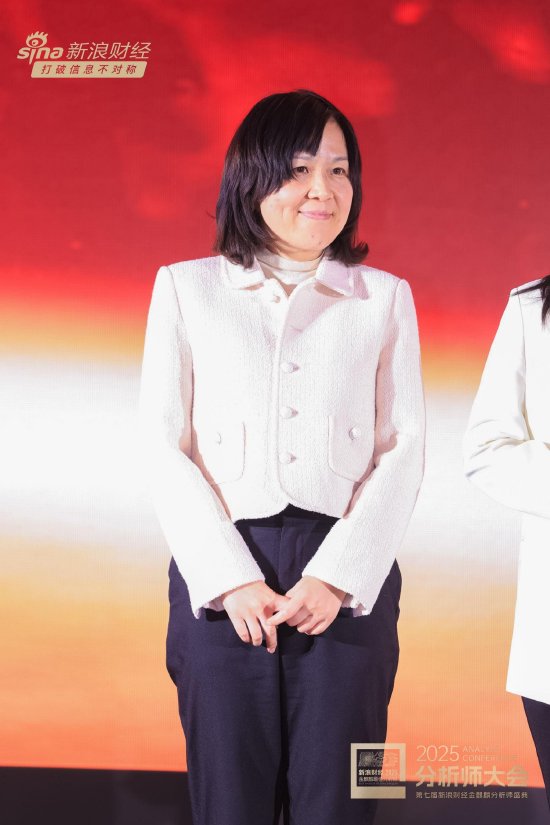 富国基金副总经理陆文佳出席2025分析师大会暨第七届新浪财经金麒麟分析师盛典  第1张