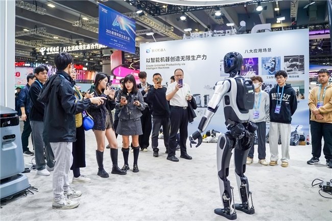 “明星”齐聚三大展区 智元AGIBOT“领舞”2025数智科技生态大会  第4张