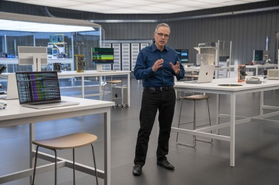 苹果芯片项目核心人物Srouji澄清传言 称他“近期”不会离职  第1张