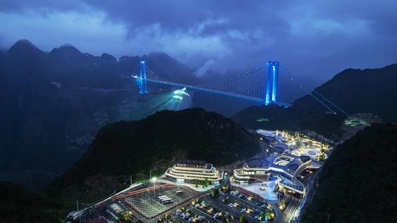 625米高空光影传奇！花江峡谷大桥水幕光影秀何以成为现象级文旅爆款？  第1张