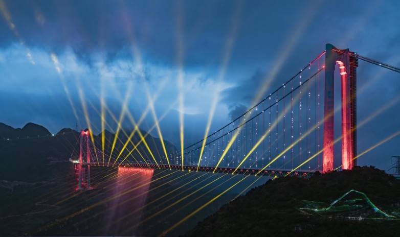625米高空光影传奇！花江峡谷大桥水幕光影秀何以成为现象级文旅爆款？  第2张