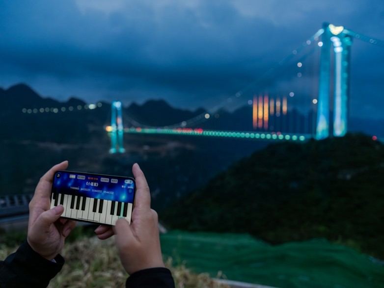 625米高空光影传奇！花江峡谷大桥水幕光影秀何以成为现象级文旅爆款？  第5张