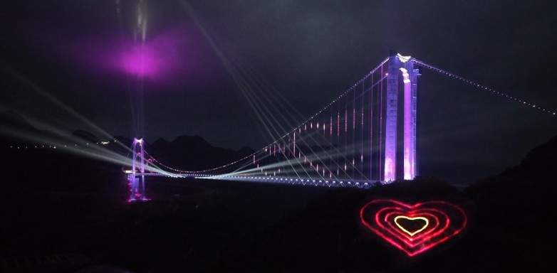 625米高空光影传奇！花江峡谷大桥水幕光影秀何以成为现象级文旅爆款？  第6张