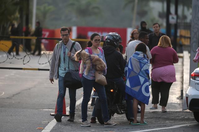 第1现场｜遭袭后的委内瑞拉：药店排队、油站关闭、民众集会抗议  第11张