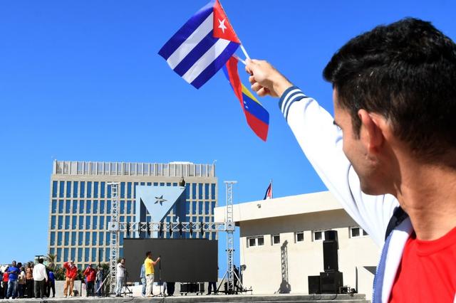 第1现场｜遭袭后的委内瑞拉：药店排队、油站关闭、民众集会抗议  第18张