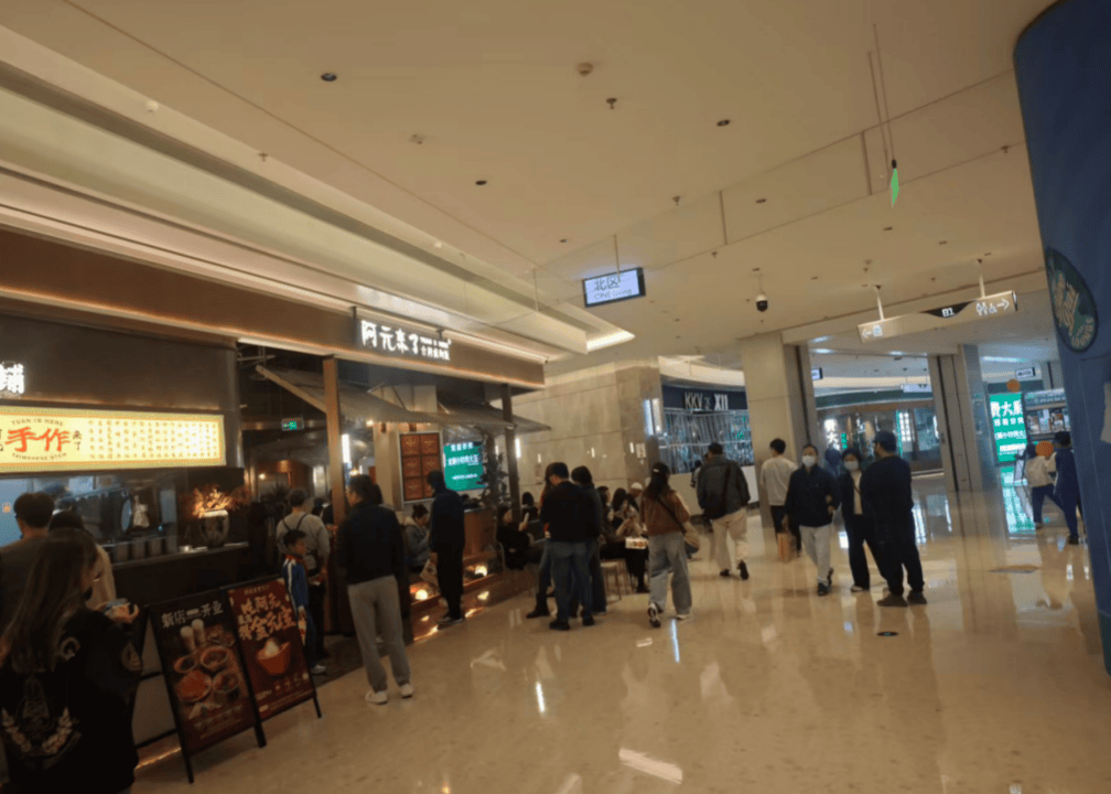 撕破脸！事发深圳福田地标商场，知名网红品牌一门店遭商场强关，记者实探：现场已封锁，保安看守！多方发声  第3张