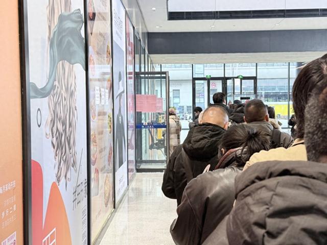 “马年”纪念币钞兑换首日银行网点排队如潮，有“黄牛”在等待回收  第1张