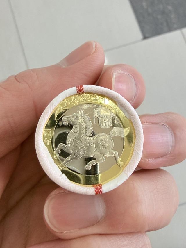 “马年”纪念币钞兑换首日银行网点排队如潮，有“黄牛”在等待回收  第4张