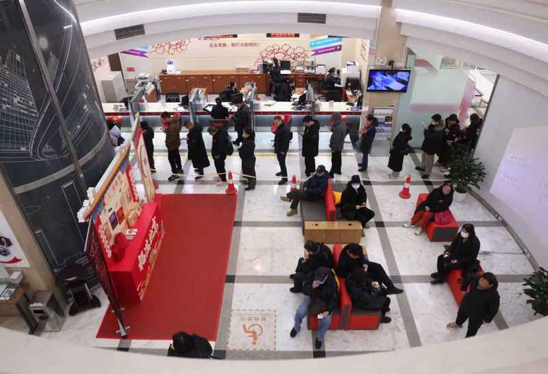 马年贺岁纪念币钞首日兑换火爆，银行建议错峰兑换  第1张