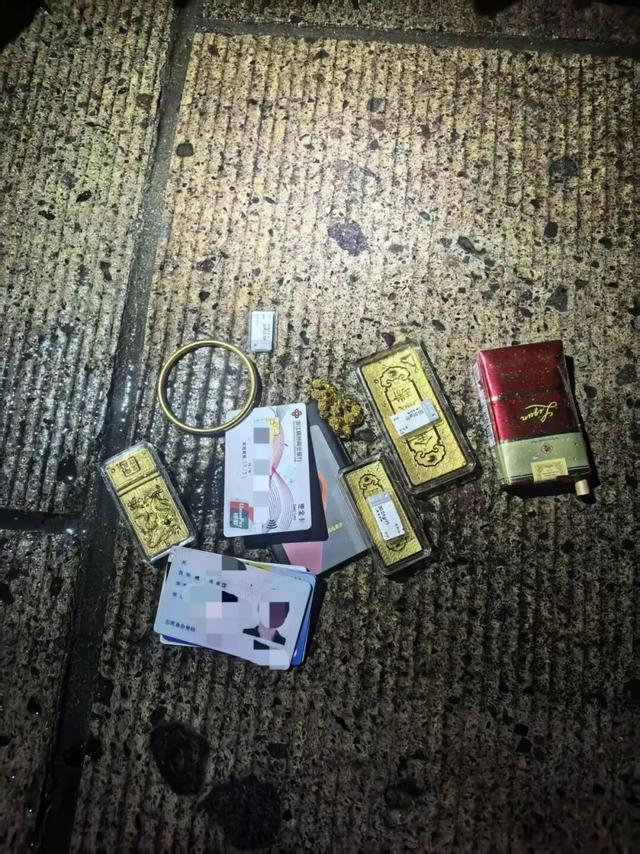 “我没钱过年，看到黄金现在很值钱”，男子抢走金店156克黄金，5分钟后落网！  第3张